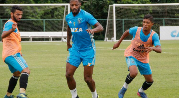 Michel Bastos foi testado no time titular do Sport. Foto: Williams Aguiar/ Sport Club do Recife