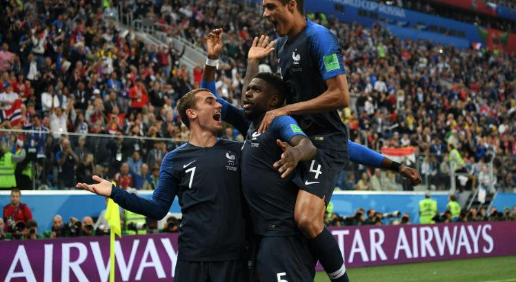 Zagueiro Umtiti fez o gol e comemorou com os companheiros franceses a vaga na decisão do torneio. Foto: Divulgação/FIFA