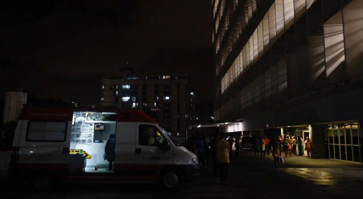 Torcedores foram levados para o Hospital da Restauração. Foto: Léo Motta/JC Imagem