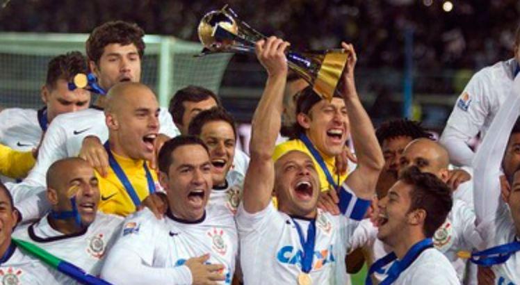 A taça em questão é esta levantada por Alessandro, no Mundial de Clubes em 2012. Foto: © Daniel Augusto Jr/Ag. Corinthians