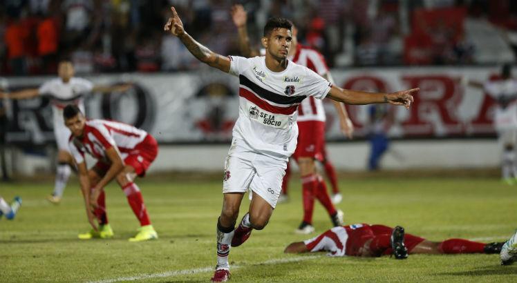 Augusto marcou dois gols pelo Santa Cruz nesta temporada. Foto: Diego Nigro/JC Imagem