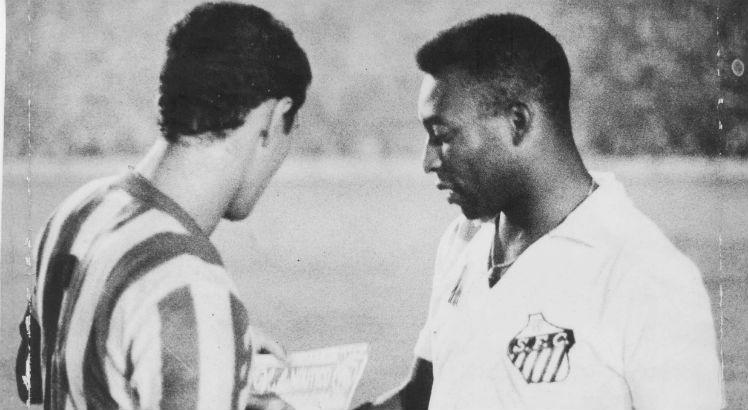 Pelé (D) enfrentou Bita (E) no estádio dos Aflitos, em 1966 e também em São Paulo. Foto: Arquivo/Jornal do Commercio