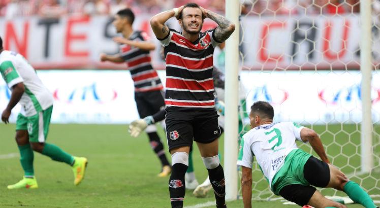 Cesinha atuou pelo Santa Cruz contra o Treze improvisado na lateral esquerda. Foto: Alexandre Gondim/JC Imagem