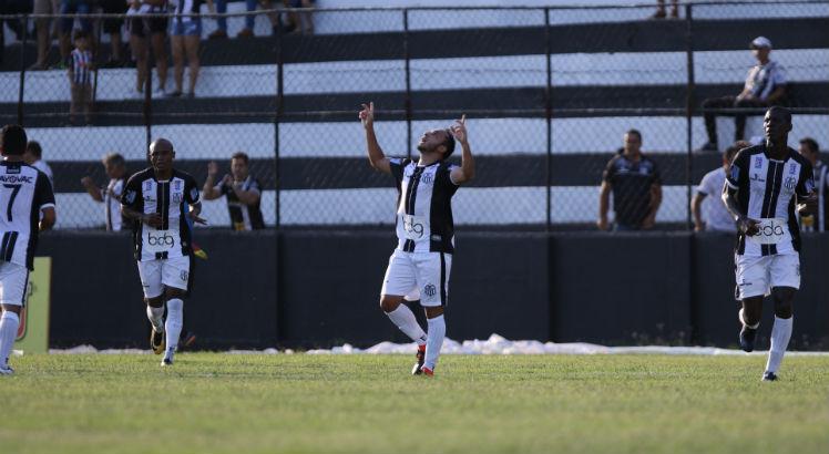 Leandro Costa (C) marcou o primeiro gol do jogo. Foto: Bobby Fabisak/JC Imagem