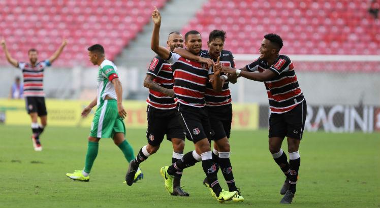 No domingo,  Santa Cruz mandou o jogo contra o América na Arena Pernambuco. Foto: Alexandre Gondim/JC Imagem 