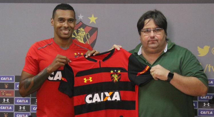 Centroavante foi apresentado ao lado do diretor de futebol Nelo Campos. Foto: Williams Aguiar/Sport Club do Recife