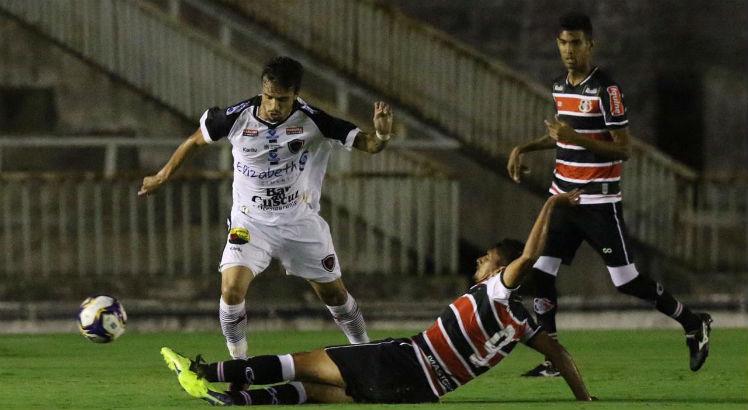 Santa cruz teve boa postura defensiva diante do Botafogo-PB. Foto: Diego Nigro/JC Imagem