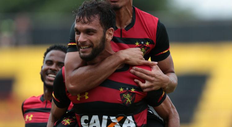 Zagueiro destacou parte do jogo com dois a menos em campo. Foto: Alexandre Gondim/JC Imagem