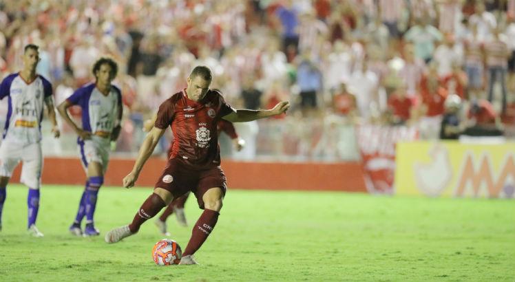 Wallace marcou os dois gols da vitória do Náutico em cima do Vitória. Foto: Alexandre Gondim/JC Imagem