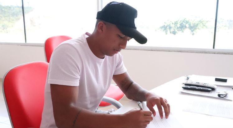 Volante assinou contrato com o Alvirrubro nessa terça-feira (19). Foto: Léo Lemos/Náutico