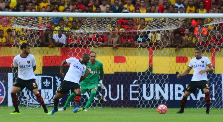 Goleiro vem sofrendo com seguidas falhas. Foto: Anderson Stevens/Sport Club do Recife