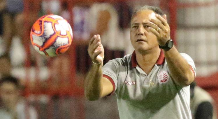 Treinador não descarta a possibilidade de levar jogadores do Recife para Campina Grande. Foto: Alexandre Gondim/JC Imagem