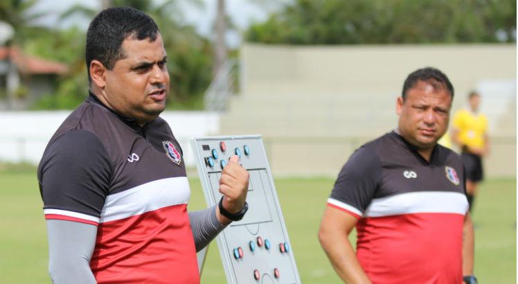 Técnico Leston Júnior ao lado do auxiliar Fernando Alves. Foto: Rodrigo Baltar/Santa Cruz