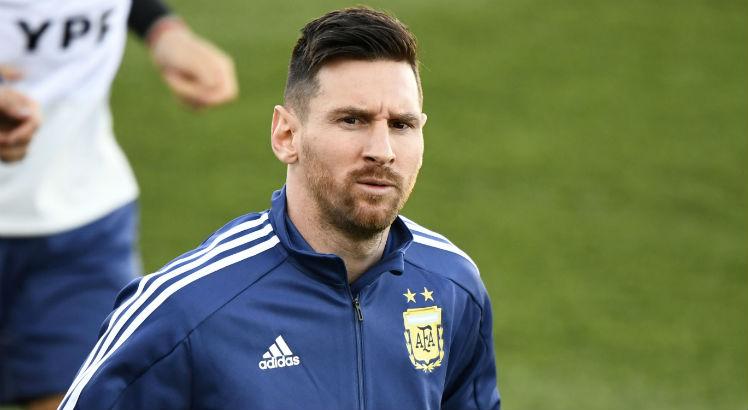 Messi mandou força para Maradona. Foto: GABRIEL BOUYS / AFP