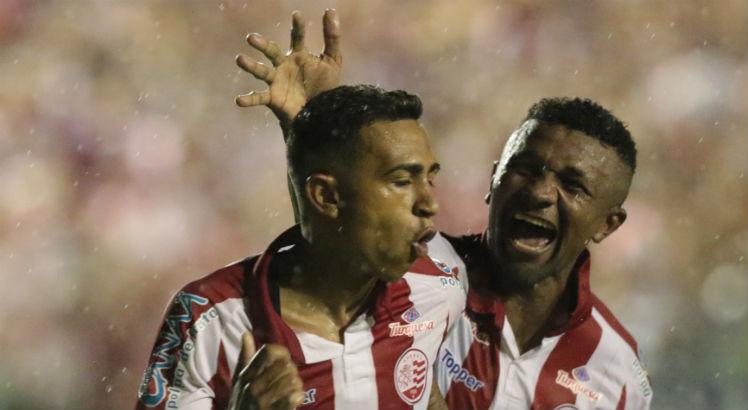 Luiz Henrique e Assis marcaram os gols do Náutico. Foto: Alexandre Gondim/JC Imagem