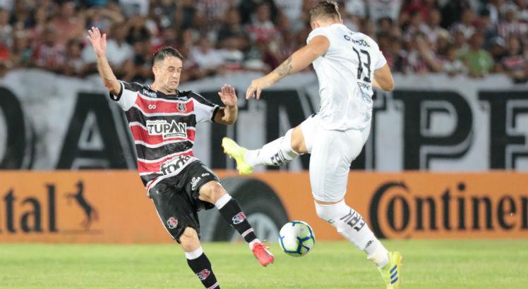 Apesar do jejum de gols, Pipico é a esperança de gols do Santa Cruz contra o ABC. Foto: Alexandre Gondim/JC Imagem