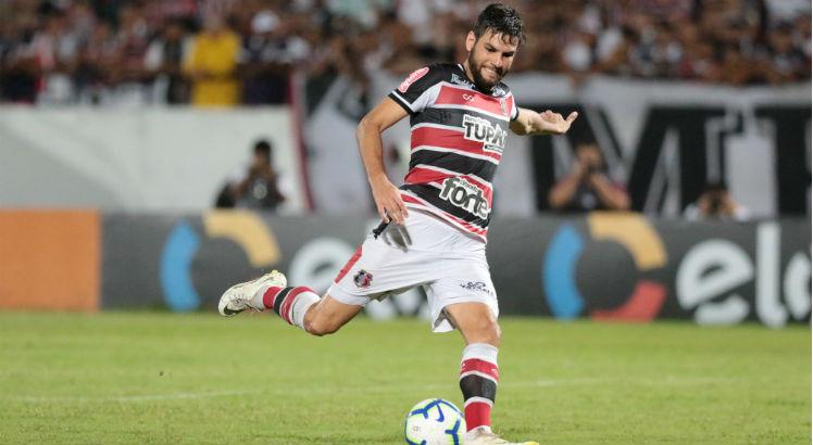 Willian Alves tem contrato renovado no Santa Cruz. Foto: Alexandre Gondim/JC Imagem