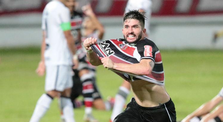 Guilherme Queiroz tem 20 jogos e dois gols pelo Santa Cruz na temporada. Foto: Alexandre Gondim/JC Imagem