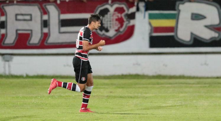 Neto Costa marcou dois gols neste ano pelo time principal do Santa Cruz. Foto: Alexandre Gondim/JC Imagem