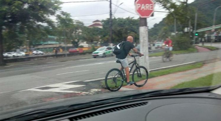 Jorge Sampaoli andando de bicicleta em Santos. Foto: Reprodução/Internet
