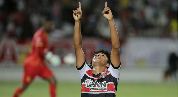 Misael não participou do empate do Santa Cruz diante do Globo na última partida. Foto: Alexandre Gondim/JC Imagem