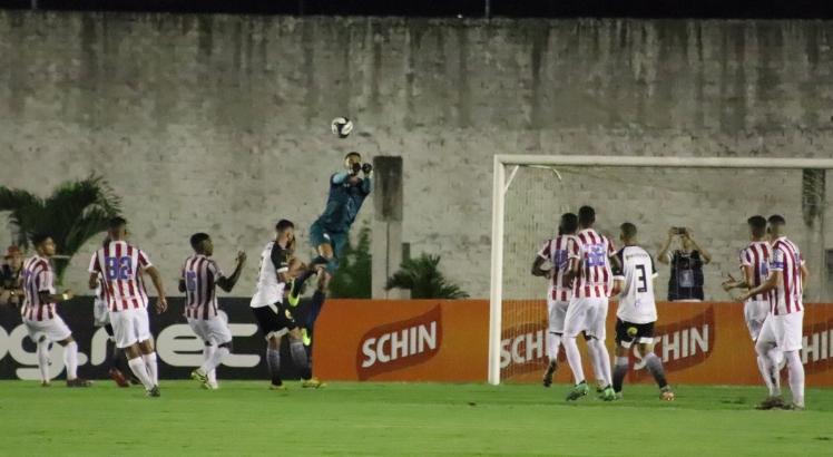 Segundo gol do Botafogo-PB saiu de bola aérea. Foto: Léo Lemos/Náutico