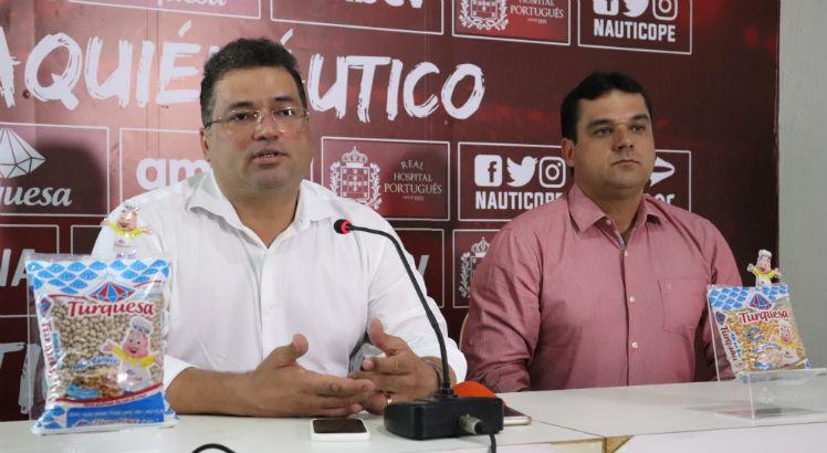 Presidente do Náutico, Edno Melo (E) reclamou da passividade da CBF diante da situação das equipes da Série B. Foto: Léo Lemos/Náutico