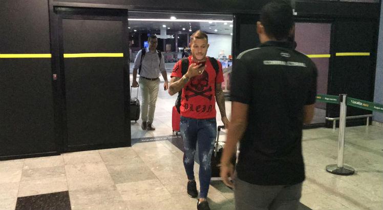 Everton desembarcou no Recife com a orientação para não conceder entrevista. Foto: Davi Saboya/JC