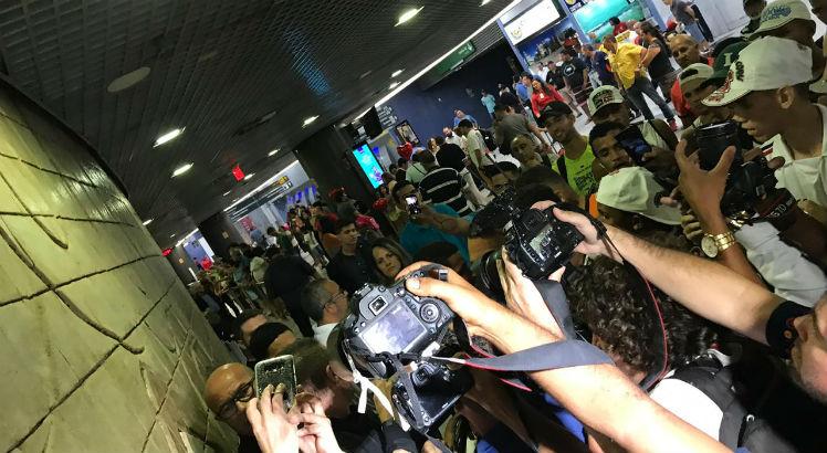 A chegada do técnico Milton Mendes no Recife causou grande tumulto no aeroporto