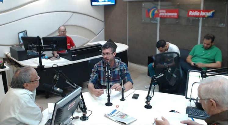 Carlyle comenta a partida, ao lado de Aroldo Costa na narração e Antônio Gabriel na reportagem. Foto: Reprodução / Rádio Jornal