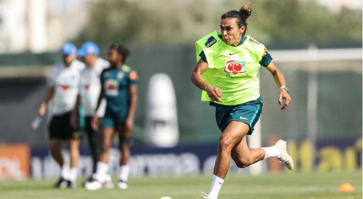 A seleção brasileira de Marta chega à Copa em uma abóbora. Foto: Divulgação/CBF