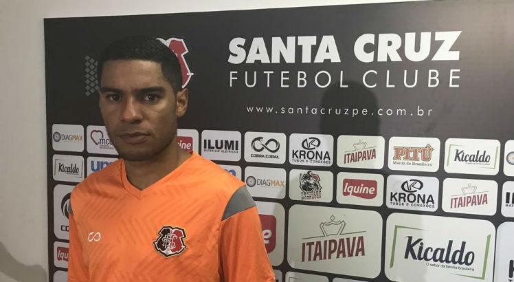 Daniel Costa estava no Atlético Tubarão-SC e já realizou o primeiro jogo com a camisa coral. Foto: Davi Saboya/JC