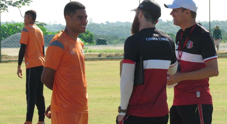 O meia Daniel Costa (E) ao lado do auxiliar técnico Thiago Duarte (C) e o treinador Milton Mendes (D). Foto: Jota Santana/Santa Cruz