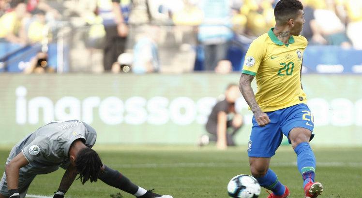 Brasil fez jogo bastante intenso no primeiro tempo e fez belo gol com Firmino, aproveitando falha do goleiro. Foto: Miguel Schincariol/AFP