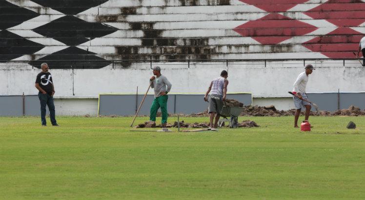 O Santa Cruz vem adotando medidas para tentar recuperar as áreas danificadas do gramado do Arruda desde a semana. Foto: Círio Gomes/TV Jornal