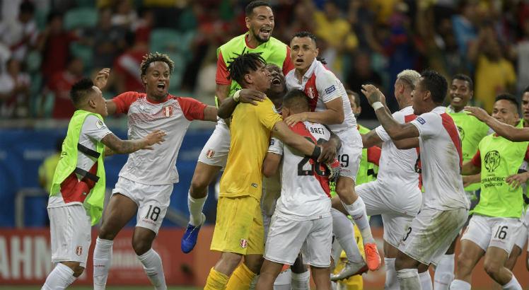 Jogadores do Peru comemoram vitória sobre o Uruguai. Foto: Juan MABROMATA / AFP
