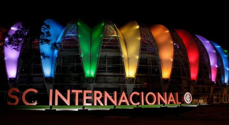 O Beira-Rio foi iluminado com as cores da bandeira do arco-íris. Foto: Diego Lopes Photo e Popy Martins/Internacional