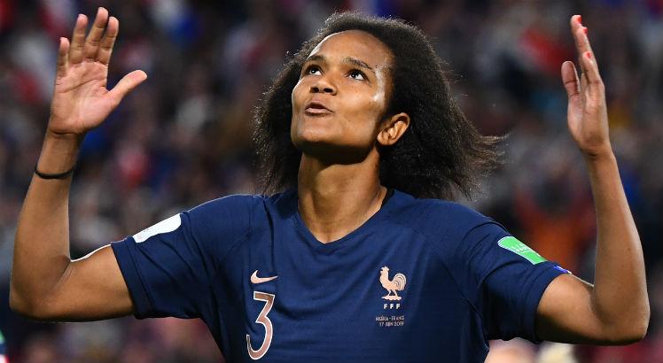 A zagueira Renard marcou o gol da França, de pênalti. FRANCK FIFE / AFP