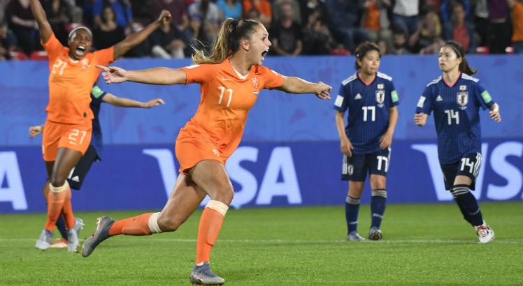 Martens marcou os dois gols holandeses. Foto: Damien MEYER / AFP