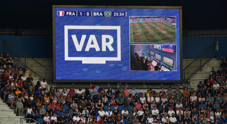 O árbitro de vídeo fez mais de 500 interferências nos 52 jogos. Foto: FRANCK FIFE / AFP
