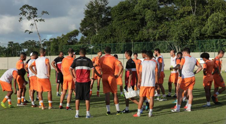O treino do Santa Cruz nesta quinta-feira durou até o final da tarde. Foto: Tião Siqueira/TV Jornal