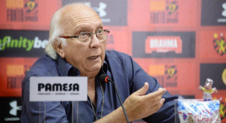 Milton Bivar concedeu entrevista à Rádio Jornal. Foto: Anderson Stevens/Sport