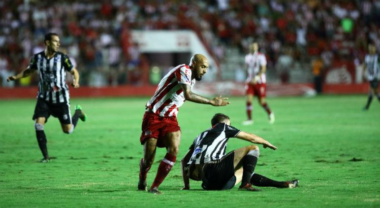 Paulinho esteve em campo por 65 minutos e mostrou boa movimentação no ataque timbu. Foto: Alexandre Gondim/JC Imagem