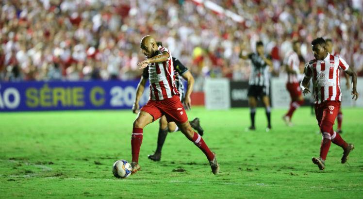 O atacante Paulinho realizou o primeiro jogo como titular do Náutico. Foto: Alexandre Gondim/JC Imagem