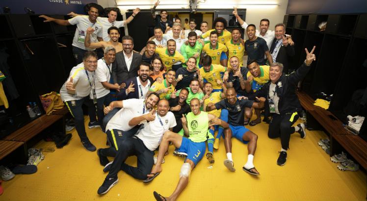Neymar no vestiário com jogadores e comissão técnica. Foto: Lucas Figueiredo/CBF