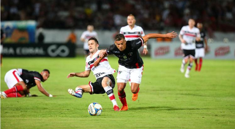 O Santa Cruz levou os gols da derrota para o Ferroviário-CE no segundo tempo. Foto: Alexandre Gondim/JC Imagem