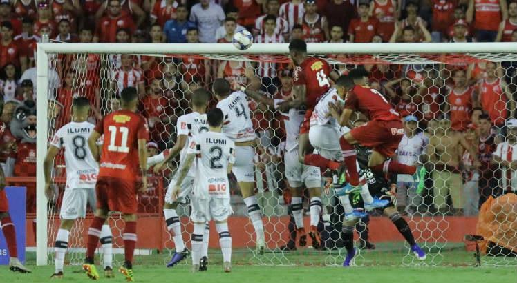 Diego Silva marcou contra o Santa Cruz pela Série C, nos Aflitos. Foto: Alexandre Gondim/JC Imagem