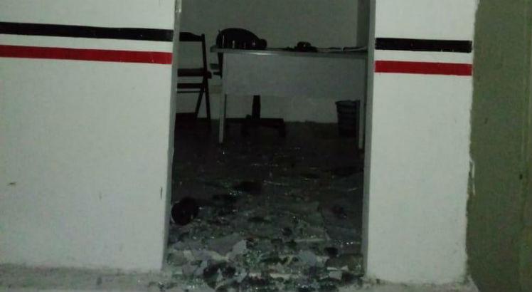 Sala da assessoria de imprensa do Santa Cruz foi depredada. Cortesia/TV Jornal