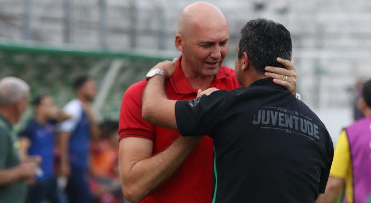 Gilmar Dal Pozzo e Marquinhos Santos se abraçam antes do primeiro jogo da semifinal. Foto: Léo Lemos/Náutico