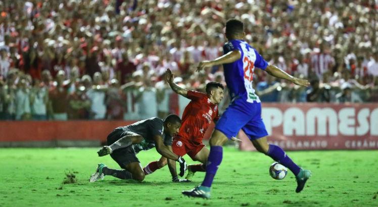 Náutico diz que teve pênalti não marcado no primeiro tempo (foto) da decisão contra o Paysandu. Foto: Alexandre Gondim/JC Imagem